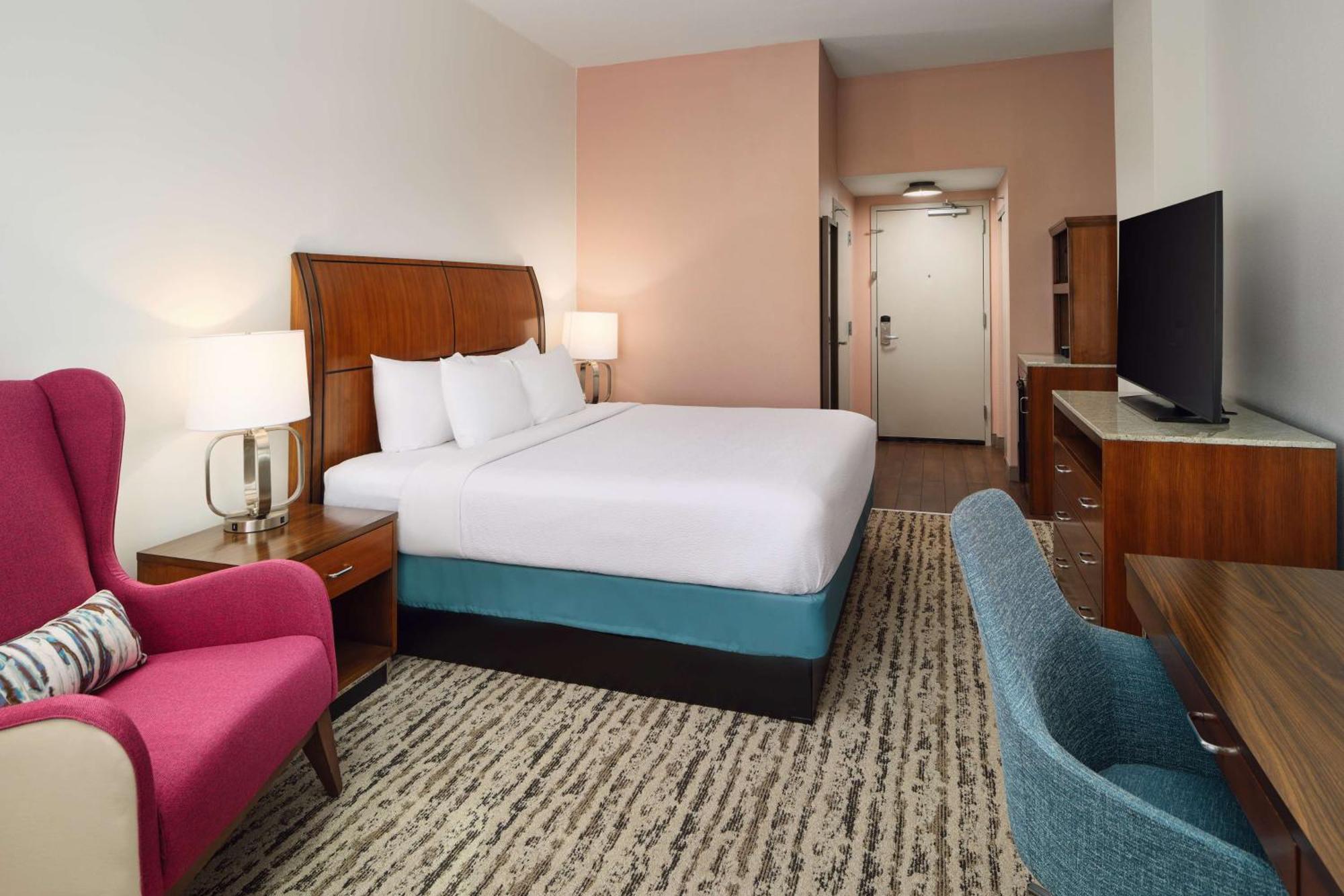 King Room with Tub - Mobility and Hearing Access,1565573593:JPEG