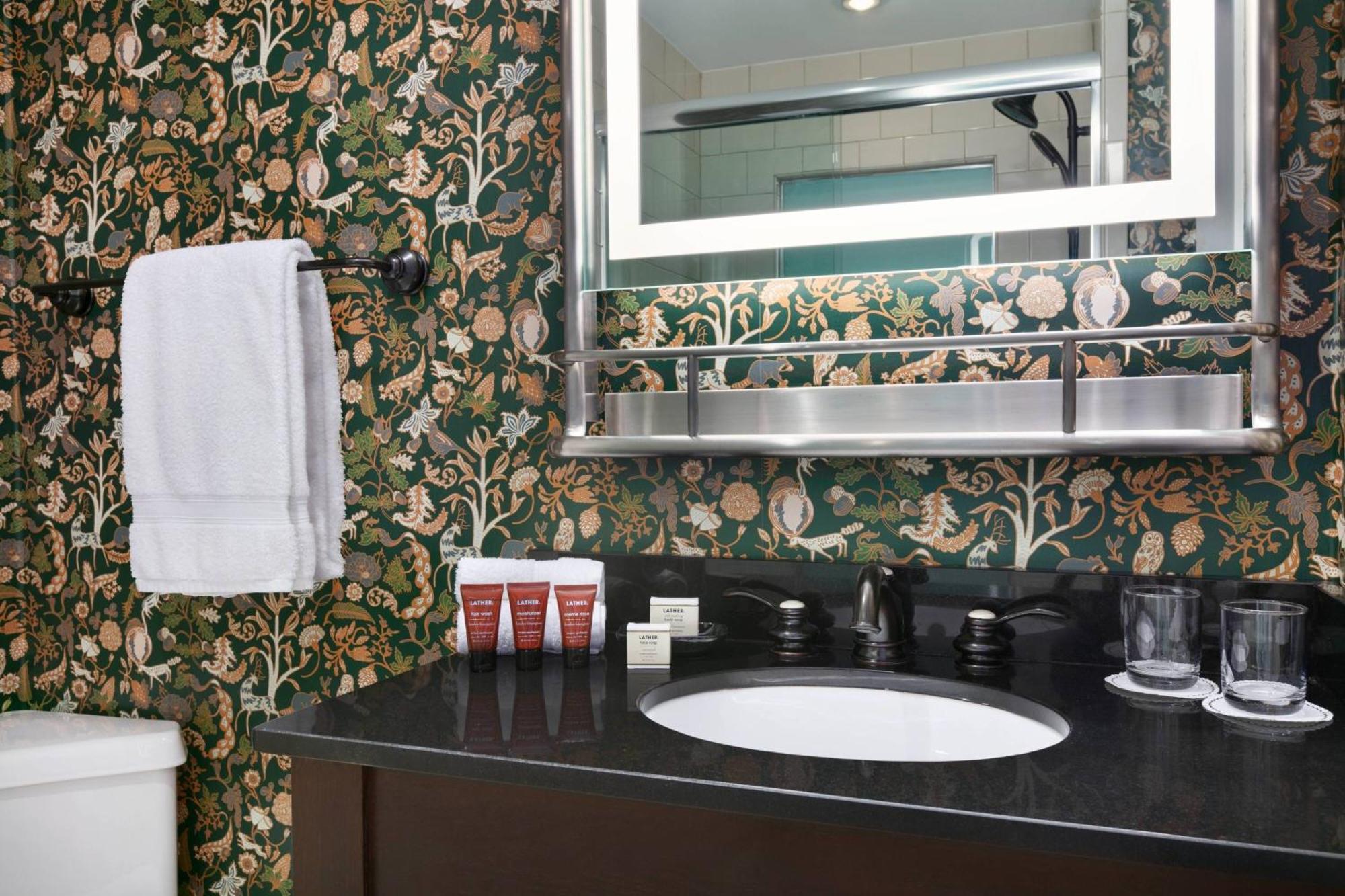 Queen Room,1630863074:JPEG