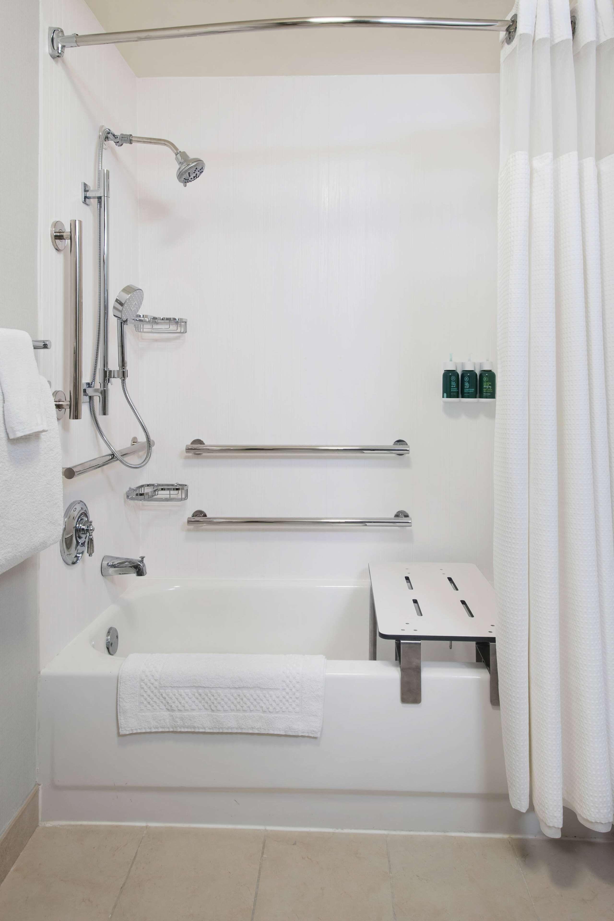 Mobility/Hearing Accessible Guestroom Two Queens Tub,1166707155:JPEG